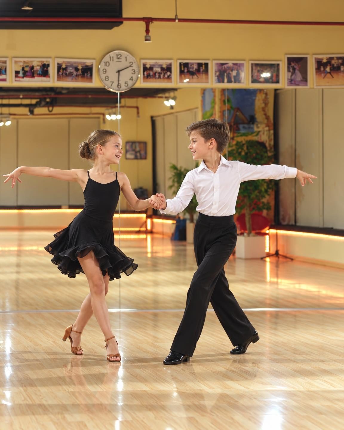 Дети танцуют на занятии в студии Dance For You в Дубае