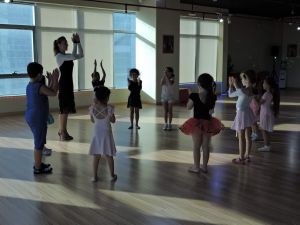 Kids group dance lesson 3
